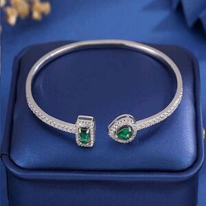 BRAND NEW ** Elegant Silver and Green Bracelet